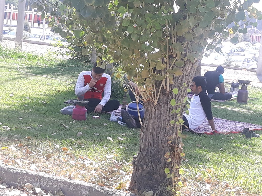 بازار سیاه دست فروشان مقابل ورزشگاه آزادی