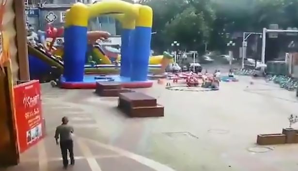 لحظه وحشتناک واژگون شدن قلعه بادی توسط طوفان + فیلم//