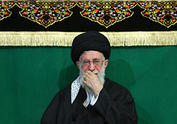 مداحی زیبای حاج حسین سازور در حسینیه امام خمینی(ره) درباره تفرقه افکنان بین مردم ایران و عراق + فیلم