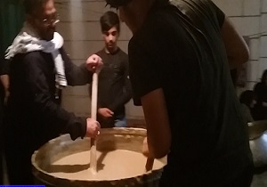 پخت حلیم نذری در شب تاسوعای حسینی + فیلم