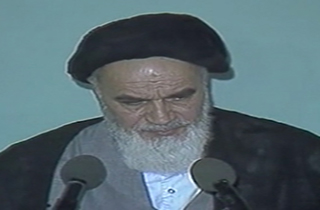 امام خمینی(ره): ما ملتی هستیم که با همین گریه‌ها، یک قدرت ۲۵۰۰ ساله را از بین بردیم + فیلم
