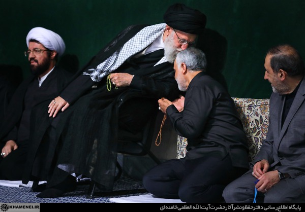 بوسه رهبر انقلاب بر سر سردار قاسم سلیمانی+ تصویر