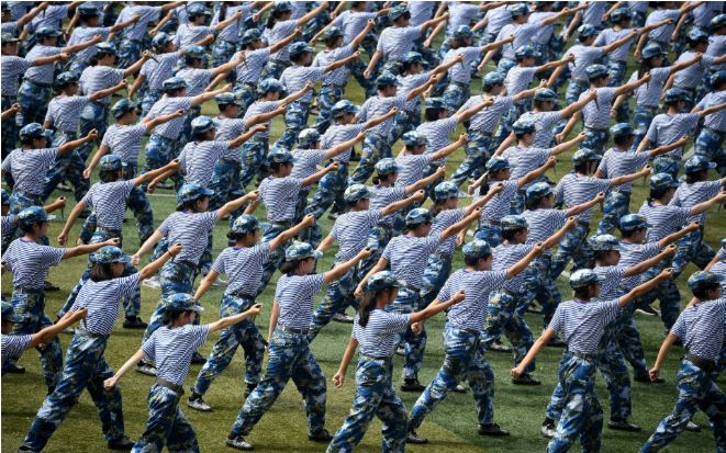تصاویر روز: از کوسه&zwnj;ای که در یک قدمی دو غواص شنا می&zwnj;کند تا آبگرفتگی خیابان&zwnj;های چین در پی وقوع توفان منکوت