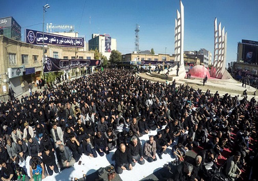 زنجان در عاشورای حسینی غرق در عزا و ماتم است/اقامه نماز ظهر عاشورای حسینی توسط عزاداران زنجان در عاشورای حسینی غرق در عزا و ماتم است/اقامه نماز ظهر عاشورای حسینی توسط عزاداران