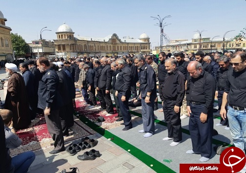 اقامه نماز ظهر عاشورا در میدان امام خمینی(ره)