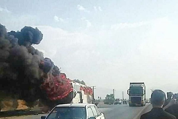 یک دستگاه اتوبوس مسافربری در جاده همدان - تهران دچار حریق شد/این حادثه مصدومی نداشت