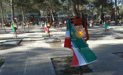 روایتی خواندنی از صیقل دادن سنگ مزار شهدا توسط جوانان/ لبخند مادر شهید به یک دنیا می ارزد!