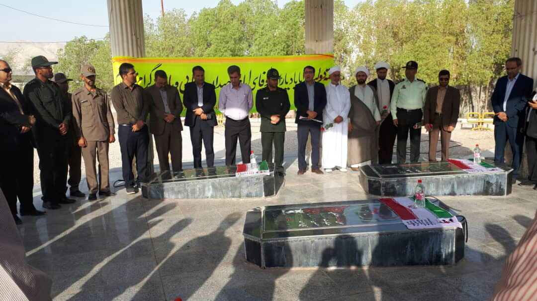 عطر افشانی گلزار شهدا در بستک