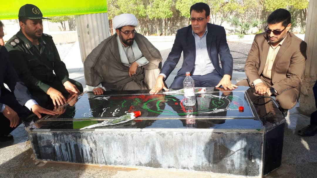 عطر افشانی گلزار شهدا در بستک