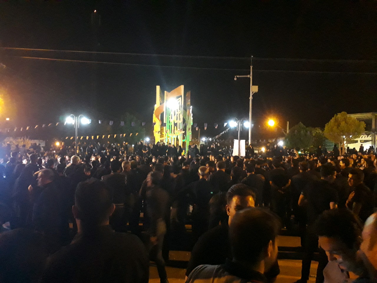 شام غریبان، مراسم مذهبی شیعه است که در غروب روز عاشورا برگزار می&zwnj;گردد. سوزاندن خیمه&zwnj;های اهل بیت حسین بن علی و به اسارت گرفتن اهل بیت توسط لشکر یزید بن معاویه درون مایهٔ این مراسم است. در این مراسم عزاداران با روشن کردن شمع به عزاداری می&zwnj;پردازند.
