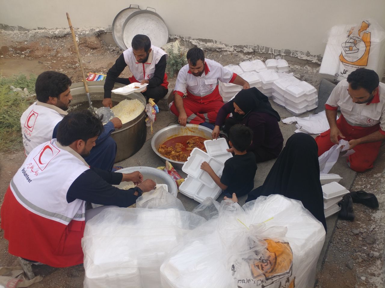 از اجرای نذر فرهنگی خیرین امام رئوف تا توزیع غذای گرم در ماه محرم توسط خیرین دواطلب جمعیت هلال احمر در ریگان