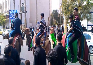 مراسم عزاداری و زنجیر زنی روز عاشورا در ورامین + فیلم
