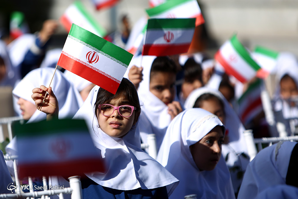 مشق فقر روی نیمکت&zwnj;های بدون دانش آموز/ آرزو&zwnj;های کودکانه&zwnj;ای که پشت در&zwnj;های مدارس جا خشک کرده&zwnj;اند