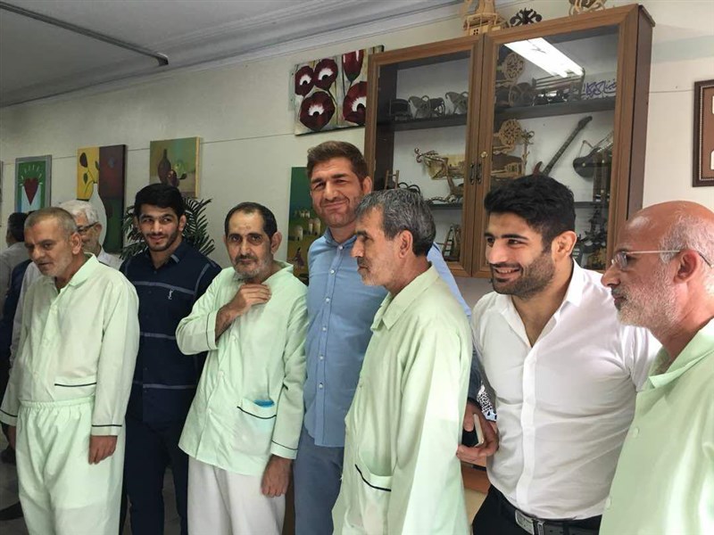 دیدار پیشکسوتان و قهرمانان کشتی با جانبازان اعصاب و روان