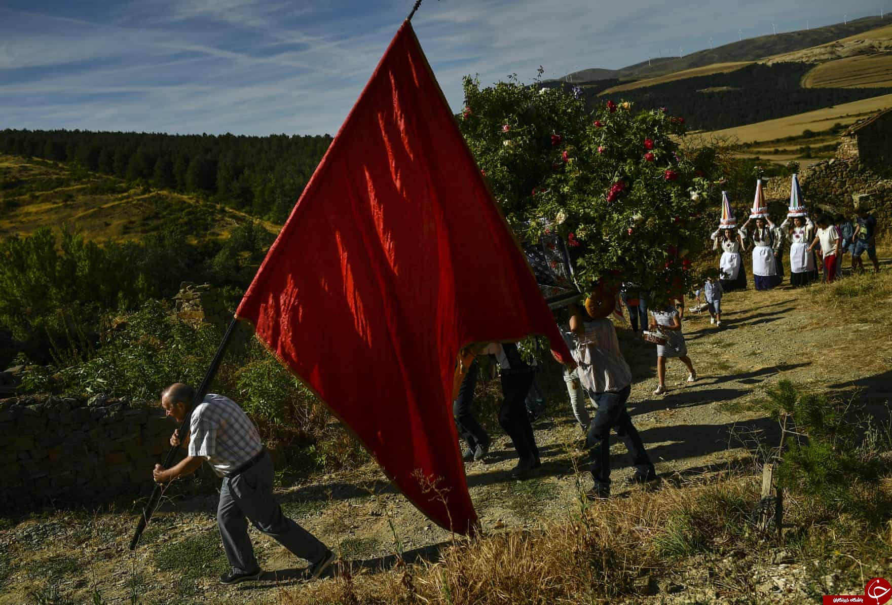 تصاویر روز: از نجات نهنگ قاتل توسط امدادگران تا برگزاری یکی از قدیمی&zwnj;ترین مراسم مذهبی اسپانیا