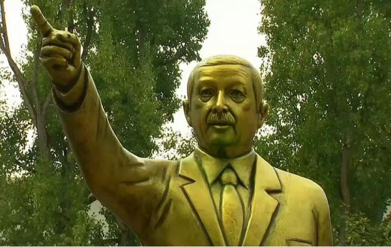 نصب مجسمه طلایی اردوغان در یکی از شهر&zwnj;های آلمان جنجال بپا کرد+ عکس