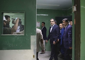 وزیر بهداشت زلزله زدگان را بدون هزینه معاینه و جراحی کرد+تصاویر