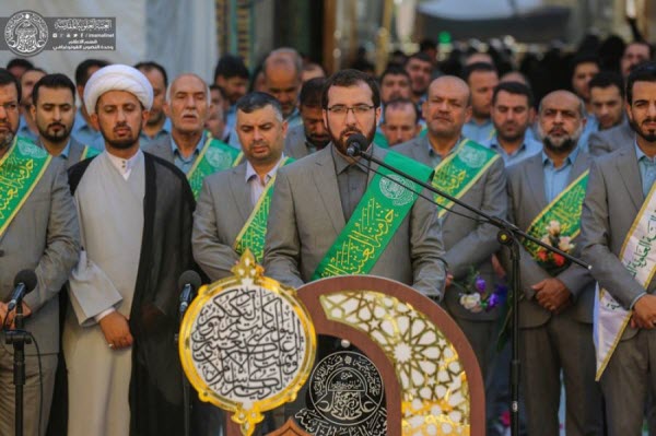 مراسم تعویض پرچم گنبد حرم امیر المؤمنین(ع) توسط خادمان+عکس
