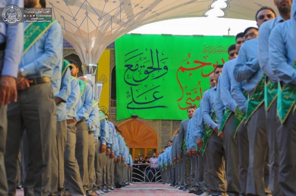 مراسم تعویض پرچم گنبد حرم امیر المؤمنین(ع) توسط خادمان+عکس