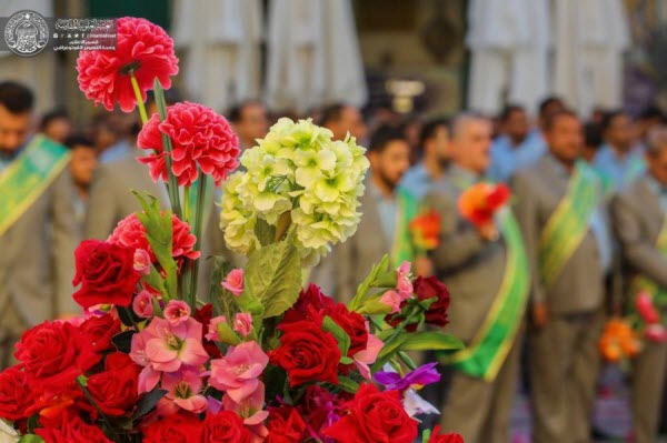 مراسم تعویض پرچم گنبد حرم امیر المؤمنین(ع) توسط خادمان+عکس