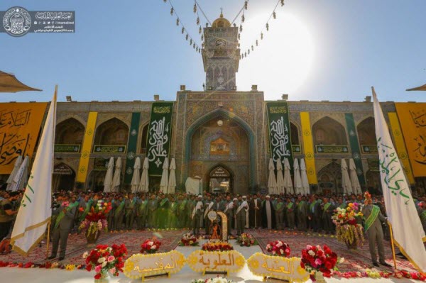 مراسم تعویض پرچم گنبد حرم امیر المؤمنین(ع) توسط خادمان+عکس