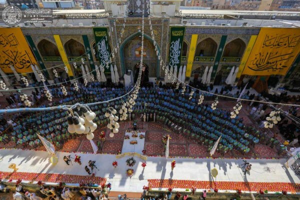 مراسم تعویض پرچم گنبد حرم امیر المؤمنین(ع) توسط خادمان+عکس