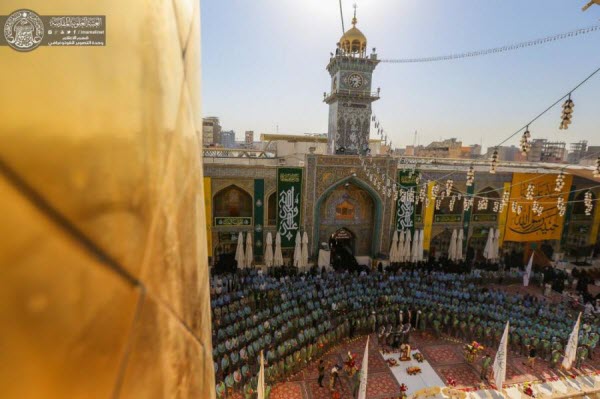 مراسم تعویض پرچم گنبد حرم امیر المؤمنین(ع) توسط خادمان+عکس