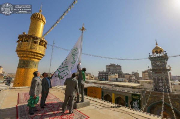 مراسم تعویض پرچم گنبد حرم امیر المؤمنین(ع) توسط خادمان+عکس