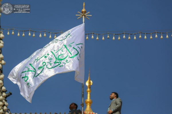 مراسم تعویض پرچم گنبد حرم امیر المؤمنین(ع) توسط خادمان+عکس
