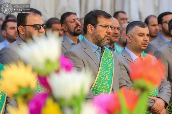 مراسم تعویض پرچم گنبد حرم امیر المؤمنین(ع) توسط خادمان+عکس