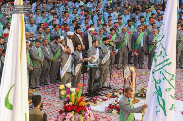 مراسم تعویض پرچم گنبد حرم امیر المؤمنین(ع) توسط خادمان+عکس