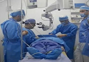 عمل جراحی وزیر بهداشت در مناطق زلزله زده استان کرمانشاه + فیلم