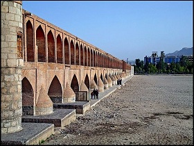 نظارت مستقیم کارشناسان ارشد میراث فرهنگی اصفهان که درسطح ملی صاحب نظرند برطرح ایمن سازی 33پل