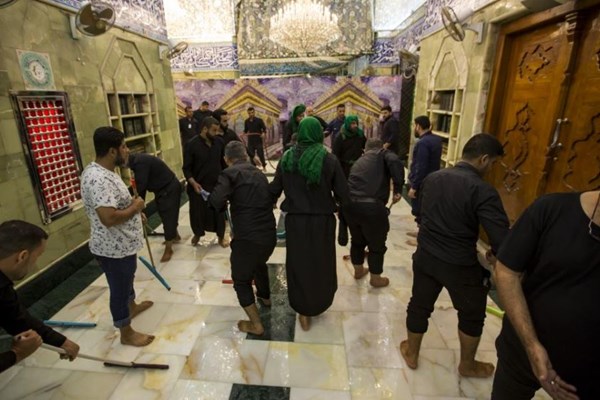صحن و شبستان حرم حضرت عباس(ع) غبارروبی شد+عکس