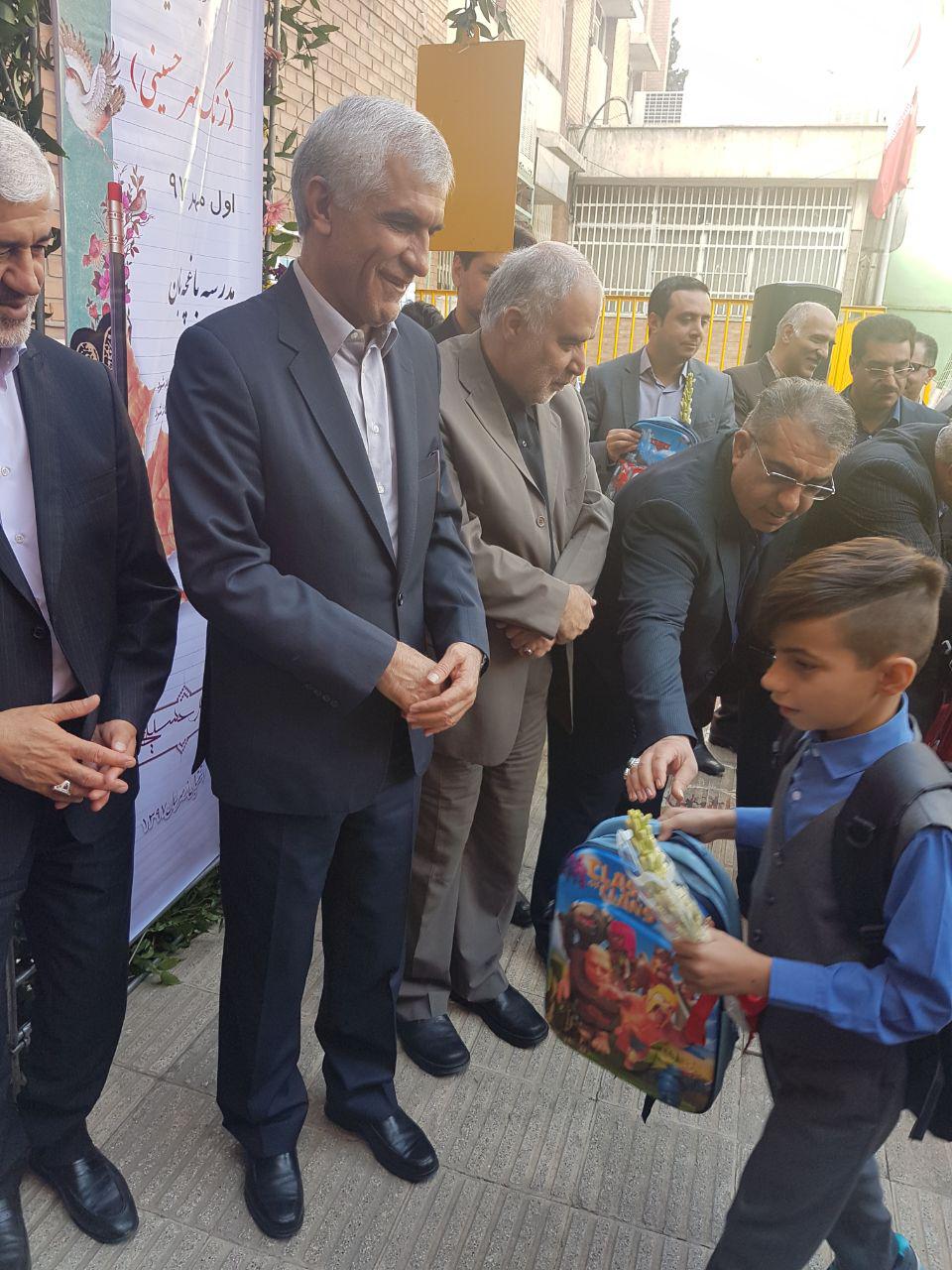 اهدای کیفهای مروج فراماسونی به دانش آموزان دبستانی توسط شهردار تهران