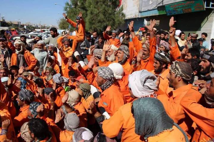 کارکنان شهرداری هرات در اعتراض به تاخیر 7 ماهه حقوقشان این نهاد را مسدود کردند