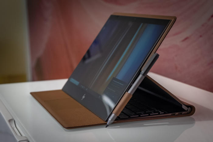 اچ&zwnj;پی Spectre Folio، اولین لپتاپ کانورتیبل چرم دنیا معرفی شد +فیلم