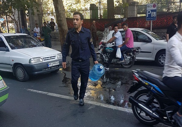 دومین خودسوزی در مقابل شهرداری تهران ناکام ماند