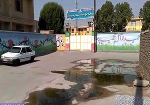 چهره زننده فاضلاب مقابل مدرسه! + فیلم