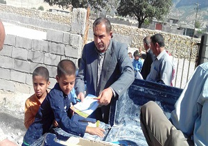 توزیع اقلام ورزشی بین دانش آموزان مناطق محروم استان خراسان جنوبی