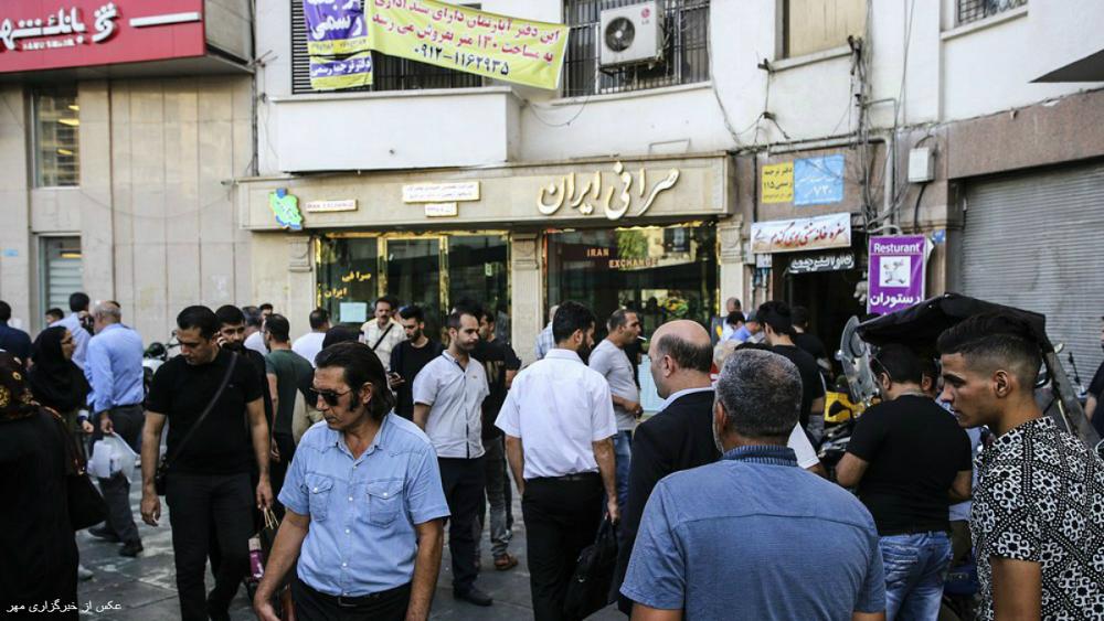 ازدحام جمعیت برای فروش دلار در بازار فردوسی +فیلم