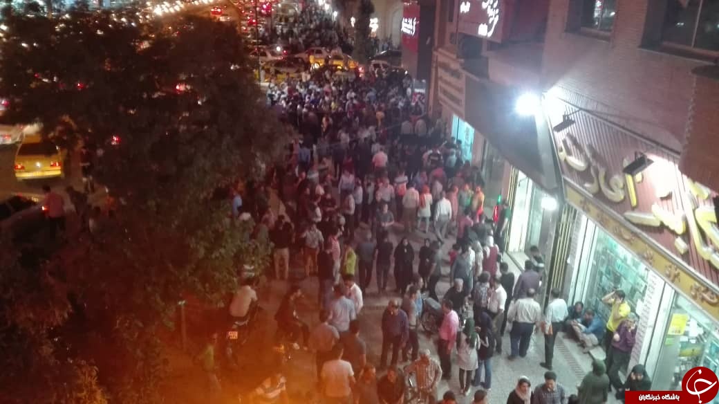 تب و تاب بازار ارز در کلانشهر شیراز/دلالان نرخ ارز را تعیین میکنند تب و تاب بازار ارز در کلانشهر شیراز/دلالان نرخ ارز را تعیین میکنند