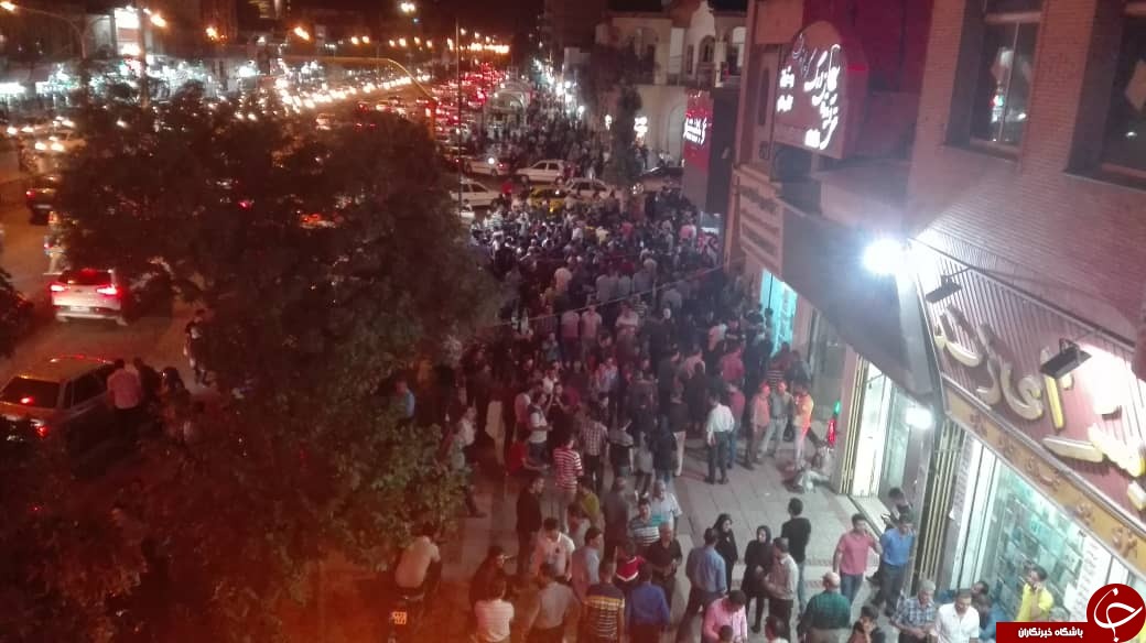 تب و تاب بازار ارز در کلانشهر شیراز/دلالان نرخ ارز را تعیین میکنند تب و تاب بازار ارز در کلانشهر شیراز/دلالان نرخ ارز را تعیین میکنند