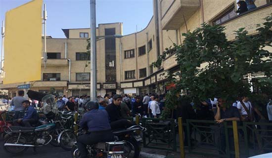 جولان دلالان در بازار ارز / برخی از صرافیها دست از کار کشیدند جولان دلالان در بازار ارز / برخی از صرافیها دست از کار کشیدند