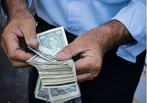 کاهش قیمت دلار و سرگردانی مردم در میدان آستانه