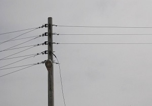 وضعیت عجیب و غریب کابل‌های برق در چابهار! + فیلم