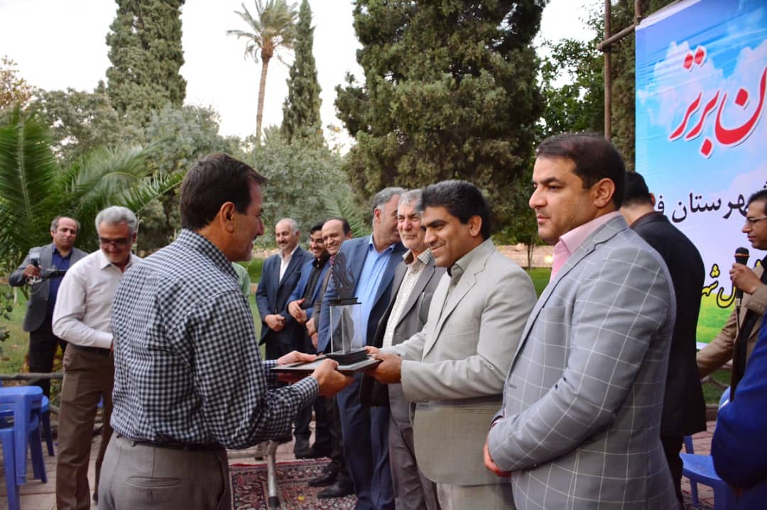 تجلیل از ۸۰ کارآفرین برتر در فسا