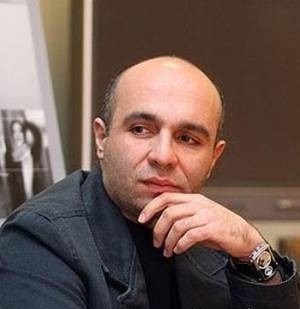 دانشجو توان تهیه بلیت گران قیمت تئاتر را ندارد/ به جای اجرای خیابانی، بلیت آثارتان را پنج هزار تومان کنید