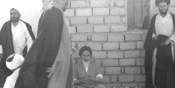 وضوی ساده امام خمینی در بیابان&zwnj;های بصره +عکس