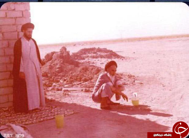 وضوی ساده امام خمینی در بیابان&zwnj;های بصره +عکس